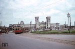 Die scheinbare Normalität am Bahnhof von Dnjepropetrowsk täuscht. Vom Empfangsgebäude steht nur noch die Fassade und die Straßenbahn ist ohne Fensterscheiben unterwegs. (07.1943) <i>Foto: Walter Hollnagel</i>
