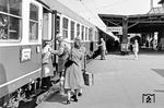 Der Eilzug von Garmisch nach München läßt seine Fahrgäste in Murnau auf Gleis 1 einsteigen. Die Wagen sind noch mit der Aufschrift "Nichtraucher" gekennzeichnet, heute eine Selbstverständlichkeit. (05.1980) <i>Foto: Karsten Risch</i>
