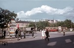 In der Bezirksstadt Dnjepropetrowsk hatten sich die deutschen Besatzer bereits auf Dauer eingerichtet. Die belebte Kreuzung unweit des Bahnhofs mit ausschließlich deutscher Beschilderung macht dies deutlich. (07.1943) <i>Foto: Walter Hollnagel</i>
