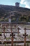 "Hier ruhen deutsche Helden" steht auf dem Kreuz über dem Soldatenfriedhof bei Kertsch auf der Krim. Aber ihr Tod war umsonst, denn sie wurden von einem Regime mißbraucht - vielleicht ohne es bis dahin erkannt zu haben. Als "Held" wollte hier sicherlich keiner enden. Bald darauf rollte die zurückkehrende russische Front über sie hinweg und die Grabstätten wurden unkenntlich gemacht. (08.1943) <i>Foto: Walter Hollnagel</i>