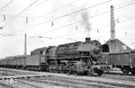 44 1526 vor einem Güterzug im Rangierbahnhof Mannheim-Friedrichsfeld. (27.08.1960) <i>Foto: Helmut Röth</i>