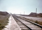 Ein Zug nähert sich einem gesicherten Streckenposten an der Straßen- und Schienenverbindung zwischen Simferopol und Barhtschisseraj auf der Krim.  (08.1943) <i>Foto: Walter Hollnagel</i>