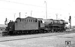 Die Lokomotiven der Baureihe 01.10 waren mit den fünfachsigen Tendern 2'3 T38 gekuppelt. Dieser war anfangs auch vollständig stromlinienverkleidet und verfügte über eine Kohlennachschubeinrichtung in dem 10 t fassenden Kohlenraum. Nach der Entstromung entfiel auch die Kohlennachschubeinrichtung. 34 Loks wurden zwischen 1957 und 1958 mit Ölhauptfeuerung ausgerüstet. (04.06.1966) <i>Foto: Klaus D. Holzborn</i>