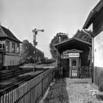 Eisenbahnidylle im Bahnhof Hedersleben-Wedderstedt an der Strecke Aschersleben - Halberstadt mit der vor P 5425 einfahrenden 03 2105. (08.10.1978) <i>Foto: Joachim Schmidt</i>