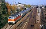 Die in den S-Bahnfarben lackierte 111 131 vor dem Kurz-IC 646 "Hellweg" (Dortmund - Wuppertal - Köln) in Solingen-Ohligs (heute: Solingen Hbf). (26.10.1987) <i>Foto: Joachim Bügel</i>