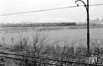 01 1089 vom Bw Hagen-Eckesey mit einem Schnellzug unweit von Bochum. Das Gleis im Vordergrund gehört möglicherweise zur Werksbahn des Bochumer Vereins für Gußstahlfabrikation. (26.03.1955) <i>Foto: Manfred van Kampen</i>
