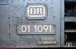 Die seit 1967 beim Bw Rheine stationierte 01 1091 mit einer Schildersammlung an der rechten Führerstandseite, nach der sich heute mancher die Finger lecken würde. (03.1968) <i>Foto: Klaus D. Holzborn</i>