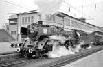 Die Treuchtlinger 01 076 setzt in Heidelberg Hbf vom E 520 ab. Seit Dezember 1960 trugen viele Lokomotiven das Logo zum 125-jährigen Eisenbahnjubiläum. (17.12.1960) <i>Foto: Helmut Röth</i>