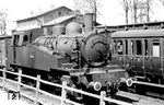 SNCF 040.TA 66 (ex ETAT 40.066) war eine von 52 Lokomotiven, die während des Zweiten Weltkriegs nach Deutschland gebracht wurden. Sie wurde im Kriegsjahr 1940 in einem unbekannten Bahnhof am Niederrhein angetroffen. 25 dieser Lokomotiven kehrten nie wieder nach Frankreich zurück und wurden abgeschrieben. Rechts im Bild ist einer der seltenen Stahlpreußen C3 Pr 11 aus der Fertigung von VdZ zu sehen. Wie bei vielen anderen Abteilwagen hat die DRG die Abort-Reinigungstür auch hier stillgelegt.  (1940) <i>Foto: Karl-Friedrich Heck</i>