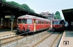 Im Bahnhof Holzminden begegnen sich 515 572 als N 5917 und 798 801 als N 5983. (01.08.1980) <i>Foto: Prof. Dr. Willi Hager</i>