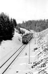 Nach 1960, als Höllental- und Dreiseenbahn in das normale E-Netz der DB integriert waren, verkehrten zwischen Titisee und Seebrugg erstmals auch die ehemaligen Münchener Vorortriebwagen der Reihe ET 85 aus den 1920er Jahren. Hier ist es ET 85 15 (MAN, Baujahr 1927), der in den Bahnhof Altglashütten-Falkau einfährt. (01.1963) <i>Foto: Reinhold Palm</i>