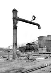 Das eine Dampflok für ihre Dampferzeugung viel Wasser benötigt, ist eine Binsenweisheit. In Bahnbetriebswerken standen die Wasserkräne zur Wasserversorgung in der Regel an den Lokbehandlungsanlagen. Die Durchlaufmenge eines Wasserkrans betrug mindestens 5 m³/min, bei Bahnsteigbefüllungen sogar 10 m³/min, so dass in nur drei Minuten der Tender gefüllt werden konnte.  (1957) <i>Foto: Reinhold Palm</i>