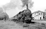 93 1188 vom Bw Weinheim ist mit einem Personenzug in Neu-Isenburg angekommen. (1956) <i>Foto: Reinhold Palm</i>