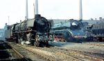 Die beiden leistungsstärksten Dampflok-Baureihen der DB im Bw Kassel: 01 1102 aus dem Jahr 1940 und 10 001 aus dem Jahr 1957.  (1965) <i>Foto: Manfred van Kampen</i>