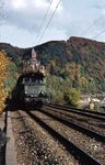 144 153 mit N 7432 nach Heidelberg unterhalb der Burg Zwingenberg am Neckar. (31.10.1980) <i>Foto: A. Wagner</i>
