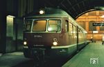 517 001 als N 5690 im abendlichen Wiesbadener Hauptbahnhof. (04.12.1980) <i>Foto: A. Wagner</i>