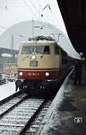 103 184 im Schneetreiben der Vorweihnachtszeit vor IC 576 "Schauinsland" (Basel SBB - Hamburg-Altona) in Frankfurt Hbf. (20.12.1980) <i>Foto: A. Wagner</i>