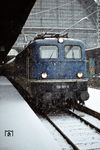 Die 1957 als erste Serienlok der Baureihe E 10 angelieferte 110 101 mit Vorzug D 11721 (Frankfurt - Passau), einem zusätzlichen Zug zur Weihnachtszeit zum D 721 (Dortmund - Passau) in Frankfurt Hbf.  (20.12.1980) <i>Foto: A. Wagner</i>