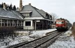 516 007 ist als N 5669 nach Wiesbaden im Haltepunkt Eiserne Hand eingetroffen. Namensgebend für die Station war ein Einschnitt im Taunushauptkamm. Der Bahnhof diente hauptsächlich dem Ausflugsverkehr. Er war mit 420m höchstgelegener Bahnhof des Taunus und ein Kulturdenkmal des Rheingau-Taunus-Kreises. (27.12.1980) <i>Foto: A. Wagner</i>