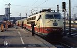Der Tf von 103 101 erhält in Stuttgart Hbf die Zugpapiere des IC 595 mit dem recht ungewöhnlichen Zuglauf von Saarbrücken über Homburg/Saar - Kaiserslautern - Neustadt/Weinstraße - Mannheim - Stuttgart nach München Hbf. (13.02.1981) <i>Foto: A. Wagner</i>