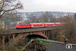Dem Anlass entsprechend zeigte sich auch der Wettergott am letzten Betriebstag der Baureihe 111 vor dem RE 4 zwischen Dortmund und Aachen eher in einer getrübten Stimmung. 111 158 überquert mit dem letzten lokbespannten RE 10420 die Wupper in Wuppertal-Sonnborn. (12.12.2020) <i>Foto: Wolfgang Bügel</i>