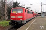 Letzter Tag des lokbespannten "Wupper-Express" RE 10418 nach Aachen mit 111 197 in Wuppertal-Oberbarmen. (12.12.2020) <i>Foto: Wolfgang Bügel</i>