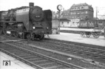 Bahnsteigsszene mit der in Mainz stationierten 03 289. (02.1951) <i>Foto: A. Dormann, Slg. W. Löckel</i>