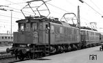 Zwei Lokgenerationen vor dem D 593 in Heilbronn Hbf: 117 105 aus dem Jahr 1929 und die 32 Jahre jüngere 110 237. (15.07.1972) <i>Foto: Burkhard Wollny</i>