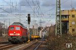 SEL 234 278 fährt mit Bauz 93586 (Düsseldorf-Eller - Offenburg) über die S-Bahnstrecke kommend in Solingen Hbf ein. Rechts das 2012 außer Betrieb gegangene Stellwerk "Sof". (16.12.2020) <i>Foto: Joachim Bügel</i>