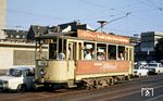 Tw 41 der KEVAG am Koblenzer Hauptbahnhof. Triebwagen und Beiwagen wurden anfangs chronologisch nach ihrer Beschaffung nummeriert. 1952 wurde ein neues Nummernsystem eingeführt: Dabei erhielten Arbeitswagen die Nummern 1–18, Beiwagen die Nummern 9–17 und Triebwagen die Nummern 18–89. Bei allen Triebwagen erfolgte die Stromabnahme bis zur Einstellung 1967 ausschließlich mittels Rollenstromabnehmer. Fahrzeuge mit Lyrabügel oder Scherenstromabnehmer gab zu keinen Zeitpunkt im Koblenzer Netz. Die Kupplung der Wagen erfolgte mit Steckbolzenkupplungen. Die Fahrzeuge waren alle elfenbeinfarben mit einem grünen Streifen. Bis 1945 trugen die Wagen die Aufschrift Koblenzer Straßenbahn Gesellschaft, danach nur noch die Abkürzung KEVAG. (18.07.1967) <i>Foto: Josef Mettler</i>