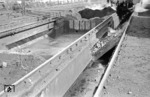 Schlackegrube in einem Bahnbetriebswerk. Hier wurde der Kessel der Dampflok ausgeschlackt wurde und die Verbrennungsrückstände (Asche und Schlacke) aus der Feuerbüchse entfernt, in der Schlackegrube abgelöscht und zwischengelagert. (04.1951) <i>Foto: A. Dormann, Slg. W. Löckel</i>