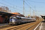 Und auch TRI 110 469 (neu mit Logo von NationalExpress) war wieder unterwegs und hatte den NX-Ersatzzug RB 32517 nach Bonn in Solingen Hbf am Haken. (18.12.2020) <i>Foto: Joachim Bügel</i>