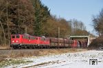 Und der gleiche Zug mit 140 789 und 140 772 vor GM 48700 (Großkrotzenburg - Masasvlakte Oost) weiter nördlich auf der Dillstrecke bei Werdorf zwischen Aßlar und Herborn. (13.03.2013) <i>Foto: Marvin Christ</i>