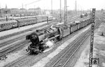 44 384 (Bw Kaiserslautern) fährt mit einem Güterzug durch Mannheim Hbf. (08.04.1961) <i>Foto: Helmut Röth</i>