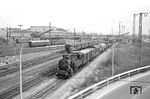 94 1698 rollt mit einem Güterzug durch Mannheim Hbf. (08.04.1961) <i>Foto: Helmut Röth</i>