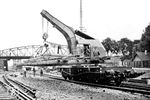 Ein 20t-Ardelt-Weichenbaukran der Reichsbahn (Baujahr 1935) im Einsatz. Der Kran hatte einen dieselelektrischen Antrieb. Er war so gebaut, dass er beim Schwenken rückwärtig nicht ins Lichtraumprofil des Nachbargleises ragte. Dies wurde durch massiven Ballast und das hohe Eigengewicht von über 108 Tonnen erreciht. Der Kran arbeitete ohne Abstützung, nur die Federung musste blockiert werden.  (1937) <i>Foto: RVM</i>