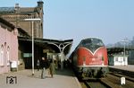 220 037 ist mit E 2640 aus Braunschweig in Holzminden eingetroffen. (22.02.1980) <i>Foto: Dorothee Hager</i>