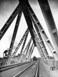 38 1551 vom Bw Düren auf der Dreigurtbrücke über die Rur bei Düren. Die Brücke wurde zwischen 1928 und 1929 nach Plänen von Reichsbahnoberrat Robert Tils aus Stahlfachwerk als erste Dreigurtbrücke der Welt errichtet und am 3. August 1930 in Betrieb genommen. Sie ersetzte eine ältere massive Steinbogenbrücke, die noch aus der Bauzeit der 1841 eröffneten Eisenbahnstrecke Köln–Aachen stammte, und deren Reste noch heute sichtbar sind. Im Verlauf des Zweiten Weltkriegs wurde die Dreigurtbrücke zerstört und lag in der Rur. Sie konnte aber nach dem Krieg instand gesetzt werden. Die Dreigurtbrücke steht seit 1989 unter Denkmalschutz, obwohl der mittlerweile baufälligen Brücke der Abriss droht. (1931) <i>Foto: RVM</i>