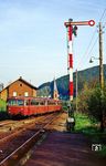 798 756 mit 998 316 und 998 791 erreicht als N 7632 den Bahnhof Rippberg auf der Bahnstrecke Seckach - Miltenberg. (25.04.1988) <i>Foto: Wolfgang Bügel</i>