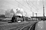 Um 17.52 Uhr verlassen 75 040 und 39 079 mit P 1954 nach Eutingen den Stuttgarter Hauptbahnhof. (07.05.1961) <i>Foto: Helmut Röth</i>