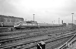 VT 11 5017 trifft als TEE 155 "Parsifal" aus Paris, wo er um 7.24 Uhr gestartet war, um 17.18 Uhr im Zielbahnhof Hamburg-Altona ein.  (12.05.1961) <i>Foto: Helmut Röth</i>