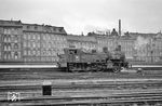 74 998 setzt im Bahnhof Hamburg-Altona an den Bahnsteig zurück, um dort eine Zuggarnitur abzuholen. Auch sie wurde noch 1961 abgestellt. (12.05.1961) <i>Foto: Helmut Röth</i>