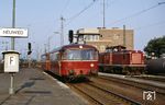 Eine 798/998-Einheit fährt aus dem Bahnhof Neuwied nach Koblenz aus. Am Stellwerk steht 213 335. Neuwied war wohl der einzige Bahnhof, dessen Bahnhofsschilder aus unerklärlichen Gründen in Anführungszeichen gesetzt waren. (18.05.1989) <i>Foto: Josef Mettler</i>