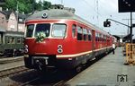 817 607/517 007 mit einem Blumengruß zum 1. Mai in Koblenz Hbf. (01.05.1976) <i>Foto: Josef Mettler</i>