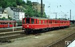 Bis 1978 waren die Koblenzer 426 maßgeblich auf der Strecke nach Neuwied im Einsatz. Hier wird 426 003 in Koblenz Hbf bereitgestellt. (05.1976) <i>Foto: Josef Mettler</i>