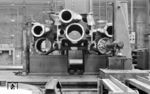 Die Baureihe 10 sollte ein Dreizylinder-Heißdampf-Triebwerk mit einfacher Dampfdehnung erhalten. Der Zylinderblock (hier der 10 001) war aus einem Stahlgußstück gegossen. (02.05.1956) <i>Foto: Manfred van Kampen</i>