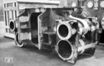 Der fertig gegossene Zylinderblock der 10 001 bei Krupp in Essen. Der Zylinderblock war beim Bochumer Verein gegossen worden, das hoch komplizierte Gußstück galt als Meisterleistung der Gießtechnik.  (21.04.1956) <i>Foto: Manfred van Kampen</i>
