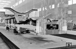Der zusammengebaute Blechrahmen der 10 001 mit der ersten Kesselhalterungen. (21.04.1956) <i>Foto: Manfred van Kampen</i>