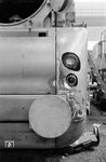 Neben der kegelförmigen Rauchkammertür besaß die Baureihe 10 (hier 10 001) eine Teilverkleidung, welche die Zylindergruppen vor zu starker Abkühlung und Verschmutzung schützen und gleichzeitig den Luftwiderstand herabsetzen sollte.  (17.11.1956) <i>Foto: Manfred van Kampen</i>