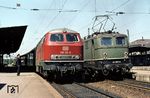216 210 (Bw Ulm) hat in Schorndorf einen Nahverkehrszug aus Stuttgart von 141 303 übernommen. (08.1969) <i>Foto: Dieter Junker</i>